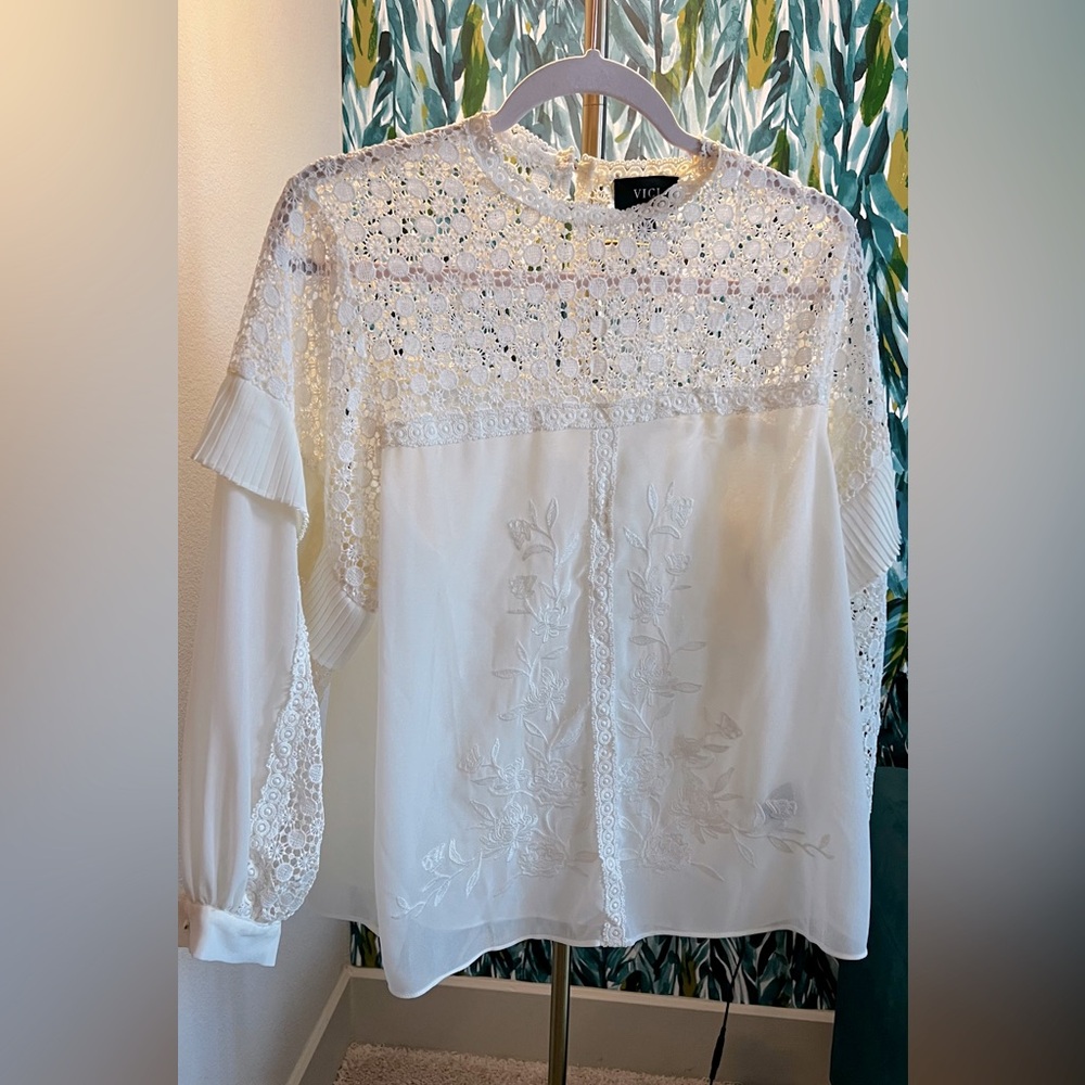 Vici White Lace Ruffle Peasant Top Size L